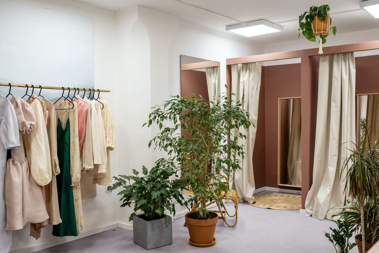 Få skræddersyet inventar til din tøjbutik